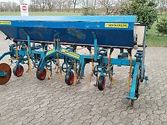 Köckerling Hackgerät 4 reihig mit Reihendüngung 75 cm Reihenabsatnd Gänsefußschare geschraubt Zentralbehälter zur Appklikation von Pflanzenhilfsstoffen Scheibenseche zur Spurführung kein Hatzenbichler Einböck Amazone Hackgerät mit Zentraldüngerbehälter