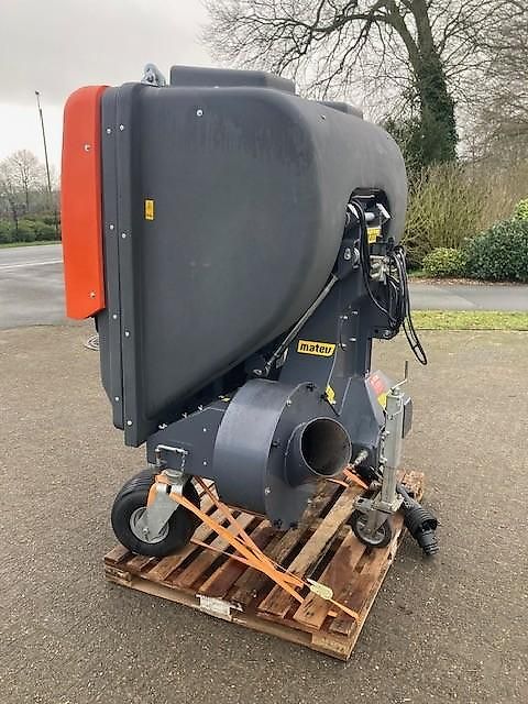 Matev Hochenleerer / Materialaufsammelgerät