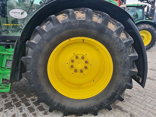 John Deere 6135R met Atlas bomenlaadkraan