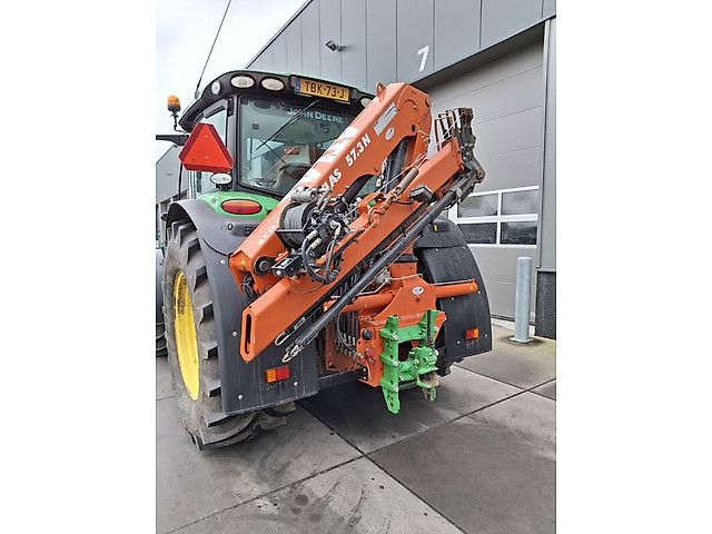 John Deere 6135R met Atlas bomenlaadkraan